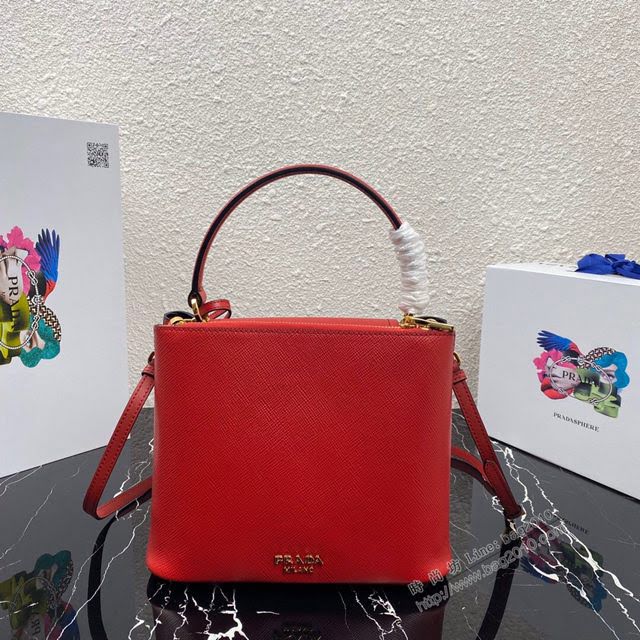 prada女包 普拉達2020專櫃爆款 1BN012 Prada十字紋牛皮肩背女包 Prada手提水桶包  pyd2336